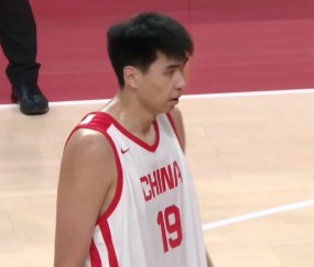 被轰11-0！中国男篮半场落后7分 徐昕王俊杰庞峥麟全轰8分